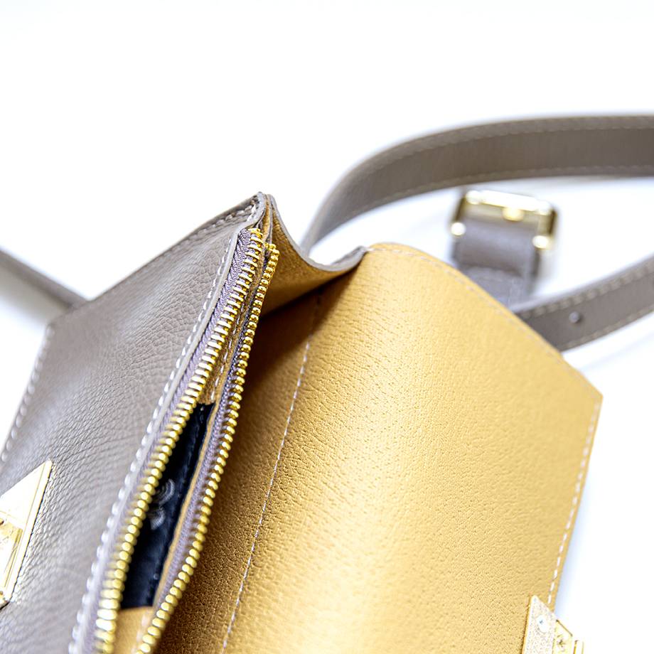 Laura Di Maggio CAROL – marsupio taupe con chiusura oro Sconto