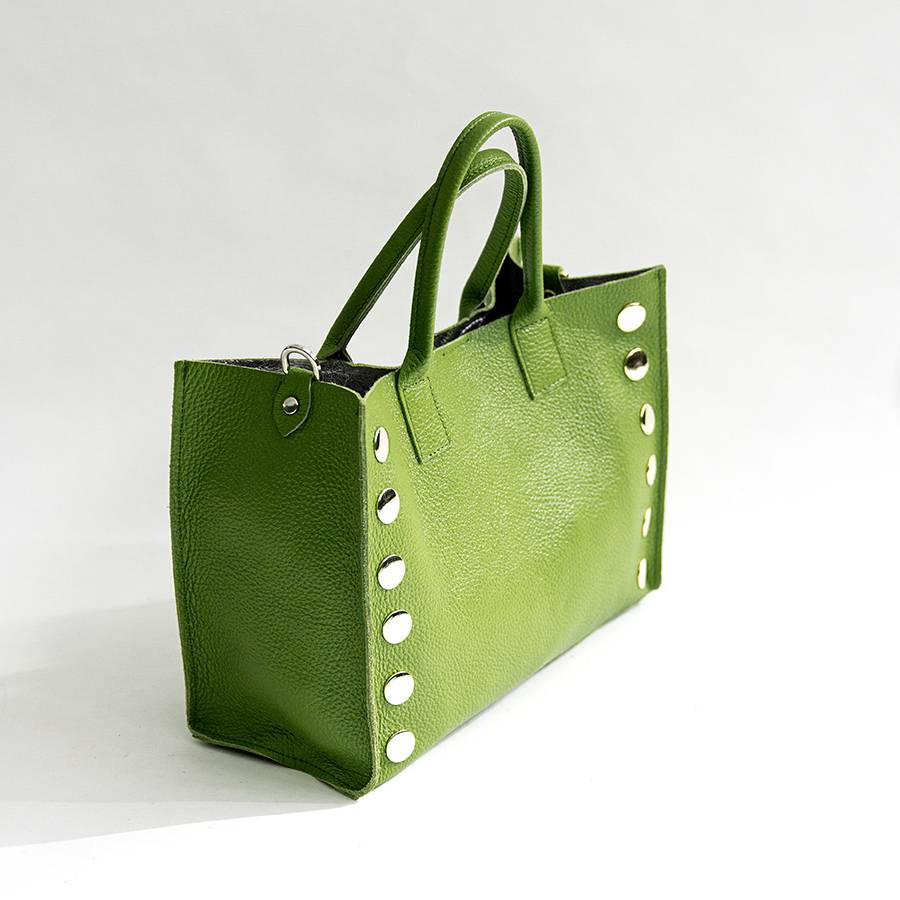 Laura Di Maggio SAM – Shopping con borchie in pelle verde aloe In Vendita