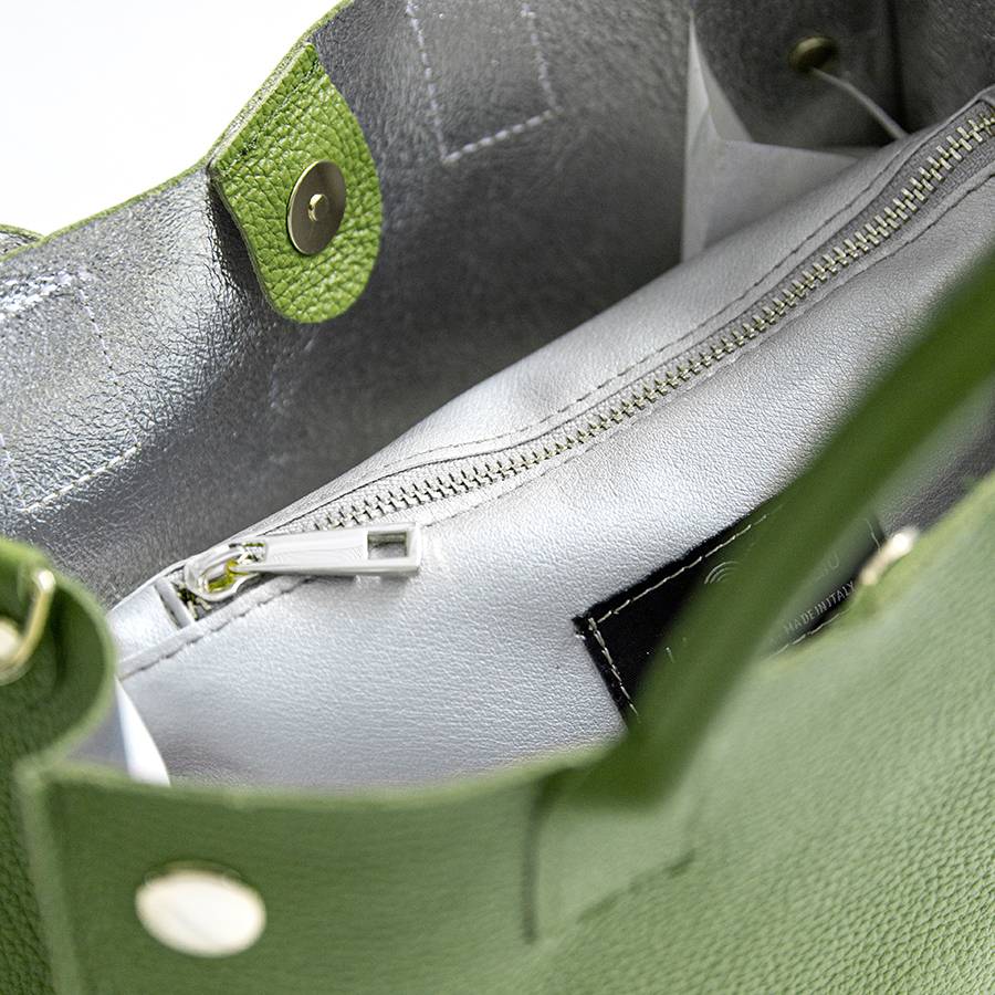 Laura Di Maggio SAM – Shopping con borchie in pelle verde aloe In Vendita