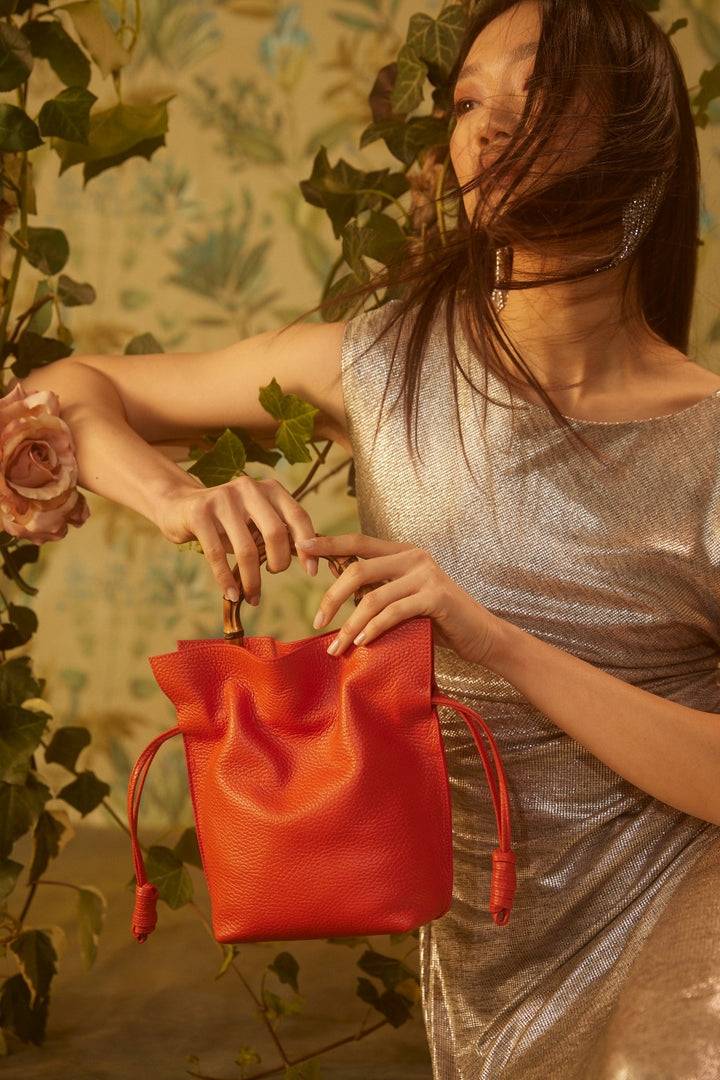 Roberta Gandolfi Silvana small borsa a mano in pelle martellata con manico in vero legno di bambù e tracolla staccabile e regolabile Promozione Limitata