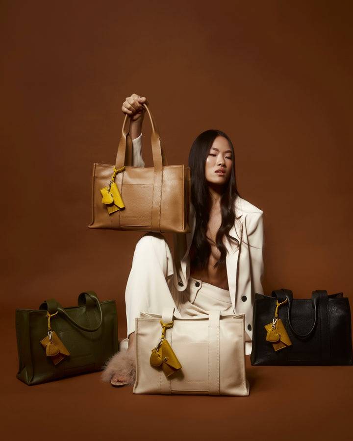 Roberta Gandolfi Tessa shopping in pelle con charms colorato e pratica tasca esterna Negozio