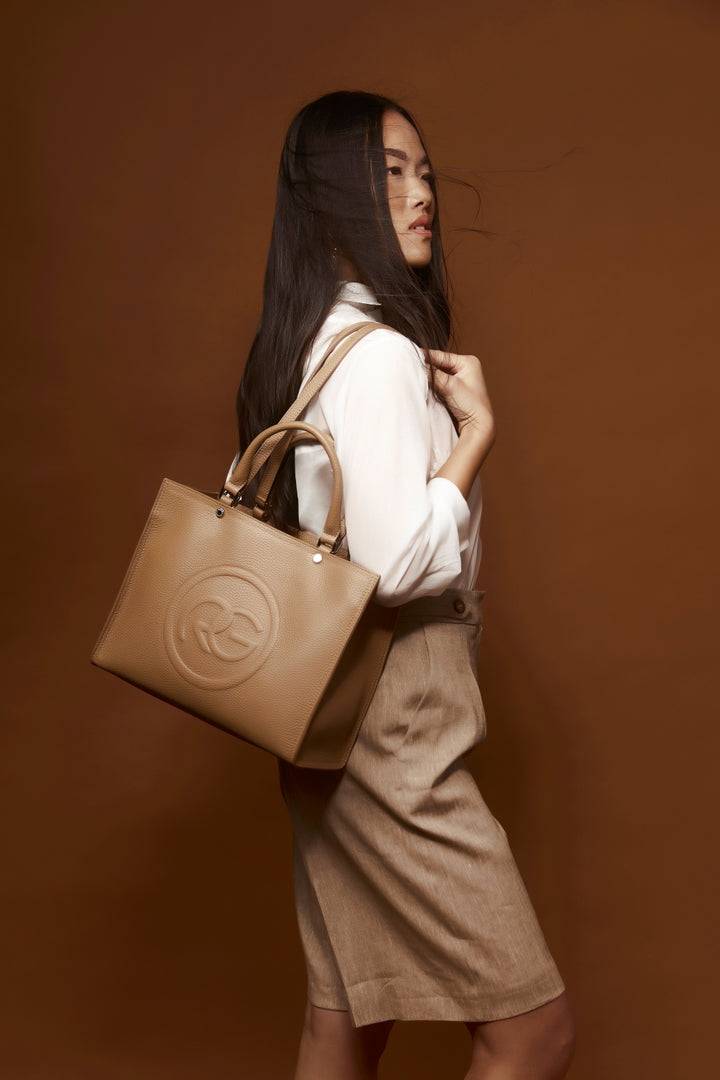 Roberta Gandolfi Roberta Pelle medium Borsa a mano in pelle con doppi spallacci per essere portata a spalla e tramezza Moda