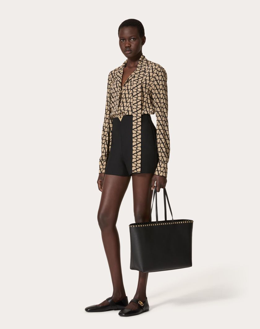 Valentino Handbags Borsa Shopping Rockstud In Vitello Granato per Donna in Nero | Valentino IT In Linea