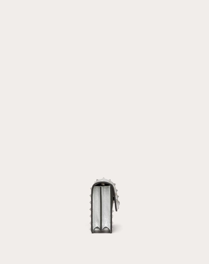 Valentino Handbags Portafoglio Con Catena Rockstud In Vitello Granato Metallizzato per Donna in Argento | Valentino IT Italy