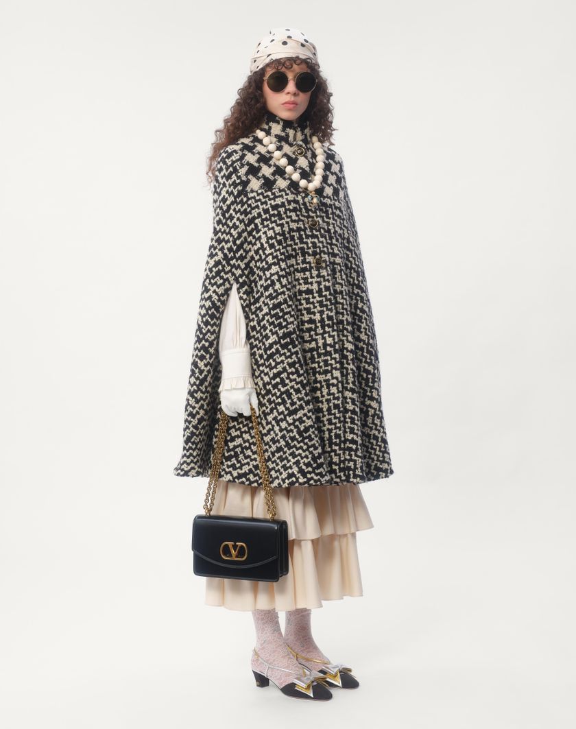 Valentino Handbags Cappa In Geometric Tweed per Donna in Avorio/nero | Valentino IT Promozione