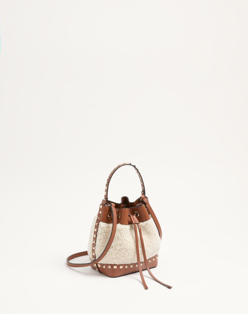 Valentino Handbags Borsa A Secchiello Valentino Garavani Rockstud In Shearling per Donna in Naturale/selleria | Valentino IT Vendite Flash