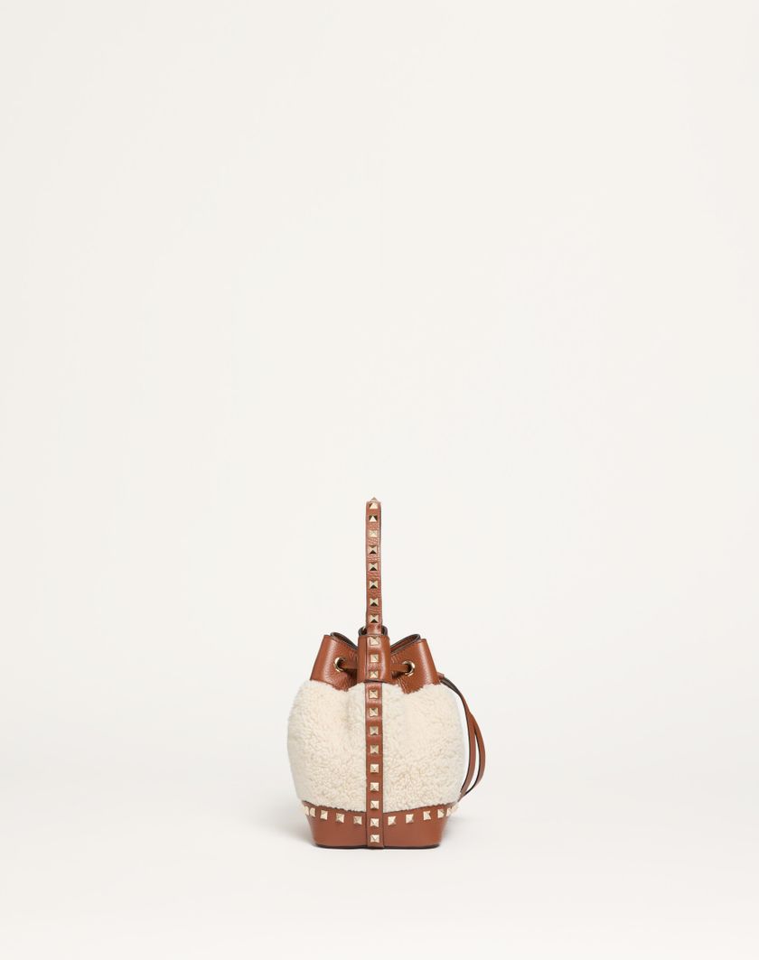 Valentino Handbags Borsa A Secchiello Valentino Garavani Rockstud In Shearling per Donna in Naturale/selleria | Valentino IT Vendite Flash