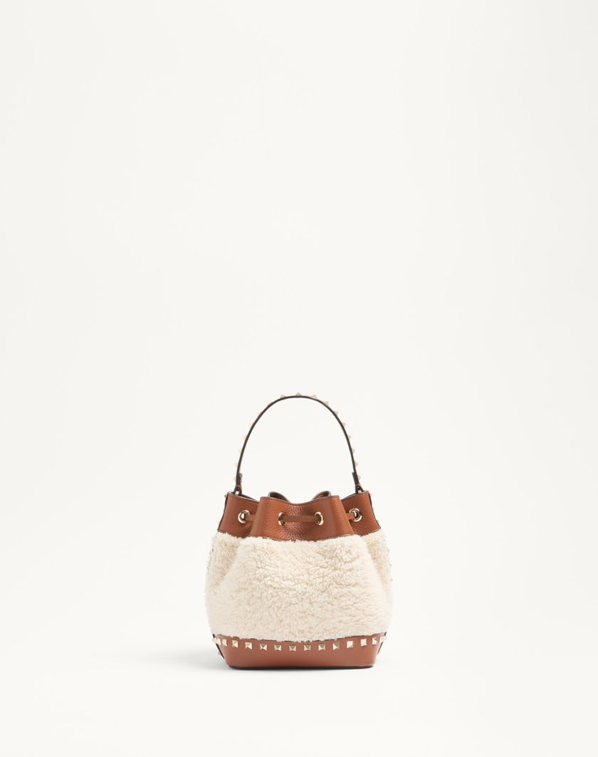 Valentino Handbags Borsa A Secchiello Valentino Garavani Rockstud In Shearling per Donna in Naturale/selleria | Valentino IT Vendite Flash