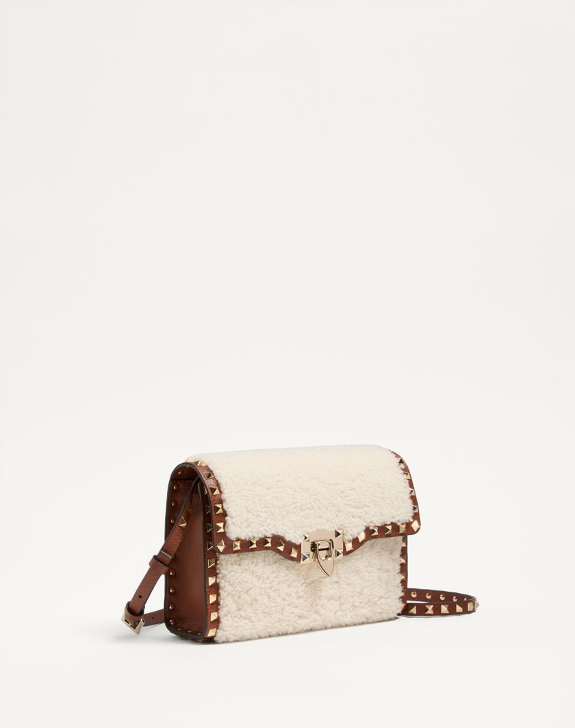 Valentino Handbags Borsa Piccola A Tracolla Valentino Garavani Rockstud In Shearling per Donna in Naturale/selleria | Valentino IT Negozio