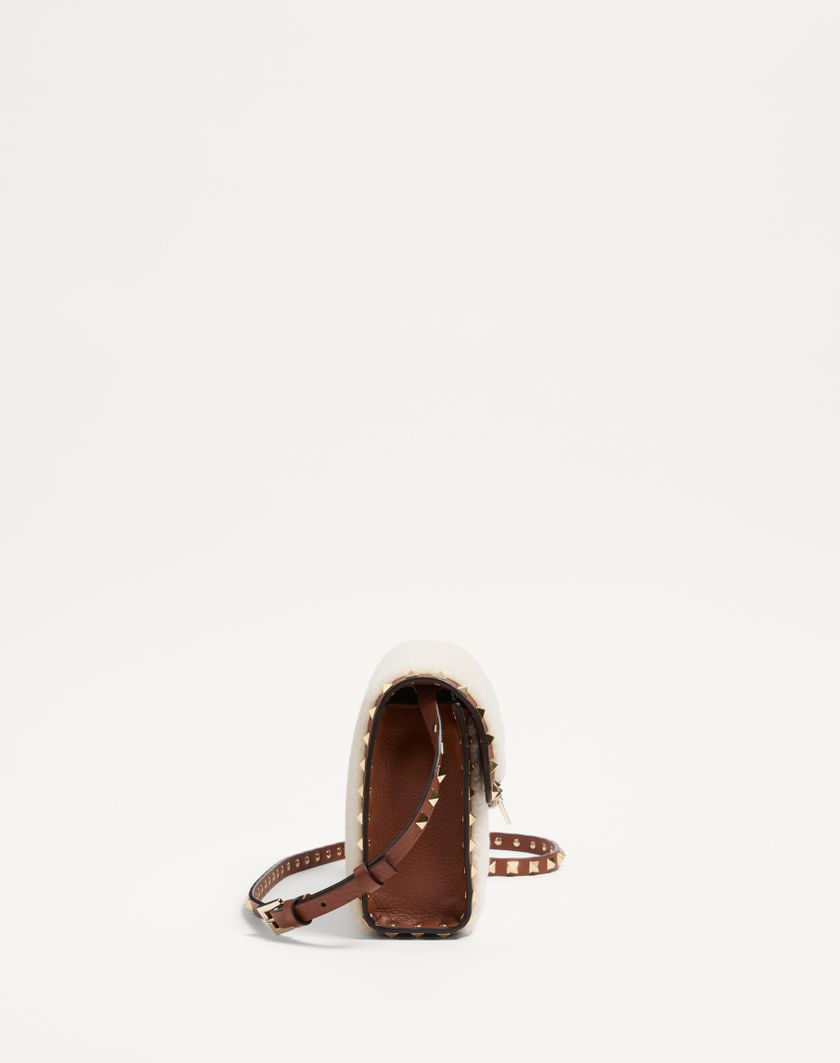 Valentino Handbags Borsa Piccola A Tracolla Valentino Garavani Rockstud In Shearling per Donna in Naturale/selleria | Valentino IT Negozio